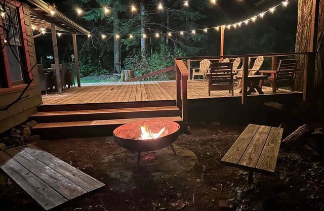Serene Mt Hood Cabin. Large Deck with Water View