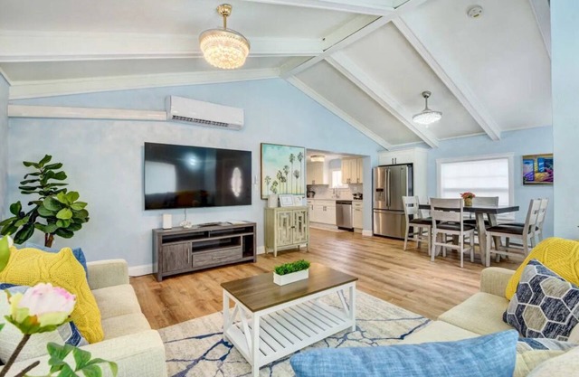 Serene Oasis Beach Getaway - 3 bedrooms in Sarasota
