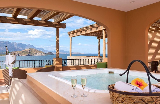 Serene Oceanfront Villa with Spectacular Views & Luxury Amenities