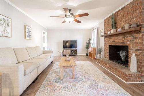 Serene on Sonning- Close to I-26- 20 Mins to Midtown