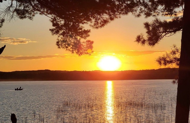 Sereno casa de cabaña de un nivel con playa privada en Pine Mountain Lake * Capacidad para 10