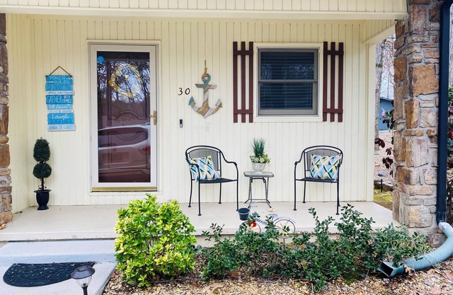 Serene Partial Lakeview Kayaks access to golf, lakes, hiking and more.