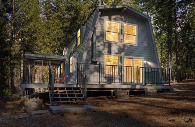 Serene pine forest basecamp in marvelous Nevada City with WiFi, AC