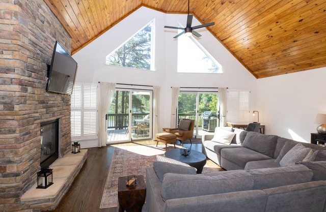 Serene Private Lake Oconee Home - Modern Amenities
