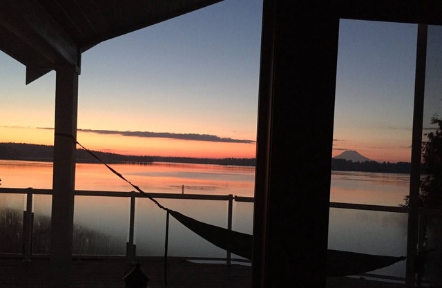Casa serena frente al mar de Puget Sound con acceso a la playa y vista al Monte Rainer.