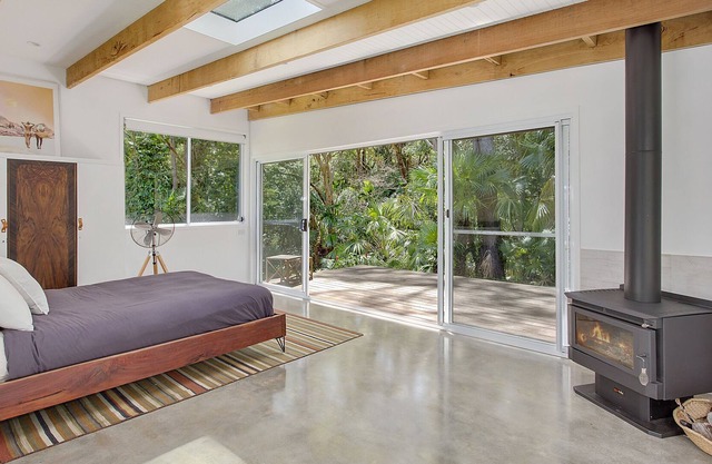 Serene Rainforest Chalet: Escape to Arakoon's Lush Retreat.