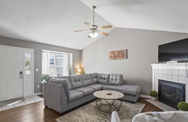 Serene Retreat near Clinton Lake/New furniture!