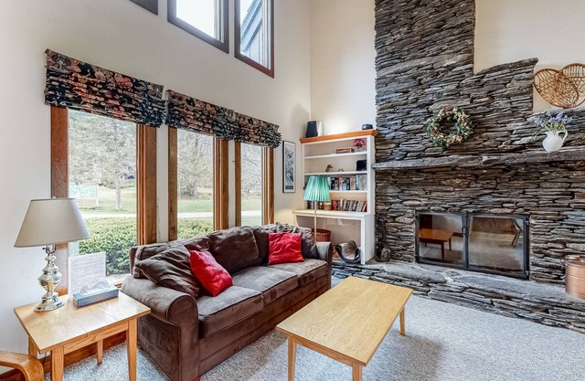 Serene riverfront townhouse with pool, tennis, basketball, washer/dryer, & WiFi