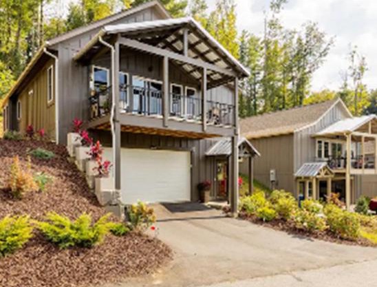 Serene Rustic Farmhouse Mountain Cottage (Sleeps 4)