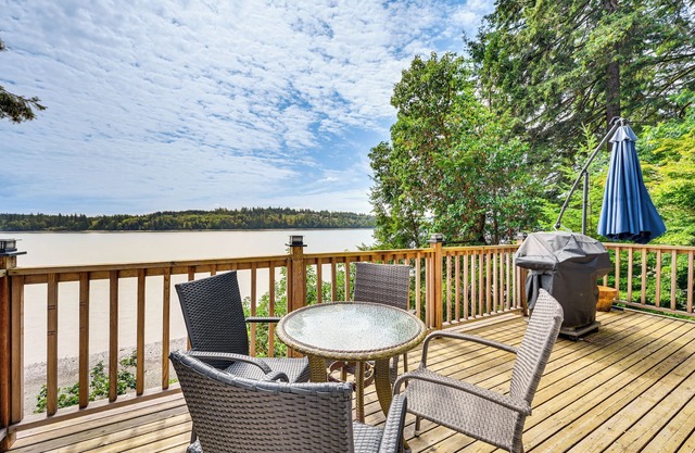 Serene Shelton Sanctuary w/ Private Beach & Kayaks