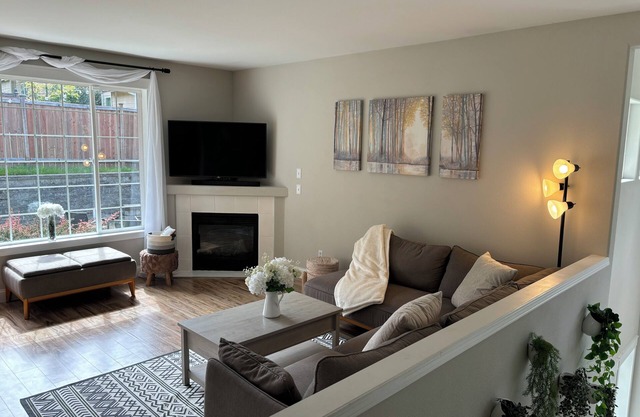 Serene & Spacious near Seattle - Tucked away, Enclosed Yard, Firepit, & More!