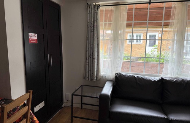 Retiro tranquilo en Uxbridge con calefacción central y aparcamiento gratuito