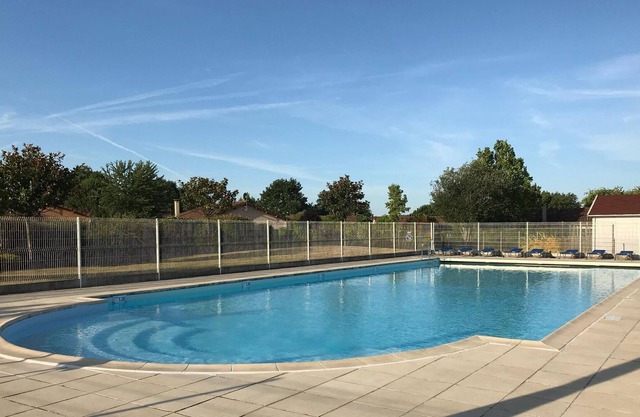 Apacible villa en Les Forges con piscina compartida