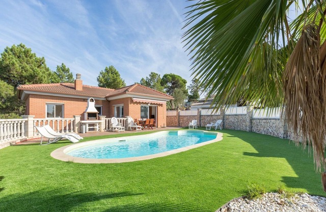 Villa con piscina y comedor al aire libre