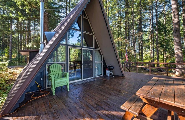 Serene Washington Escape with Deck and Mountain Views!
