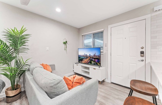 Serene West Downtown studio w/ washer&dryer