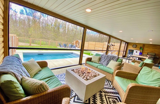 Kings Woods Lodge - Wilderness Resort with Pool & Sauna + Private Event Space