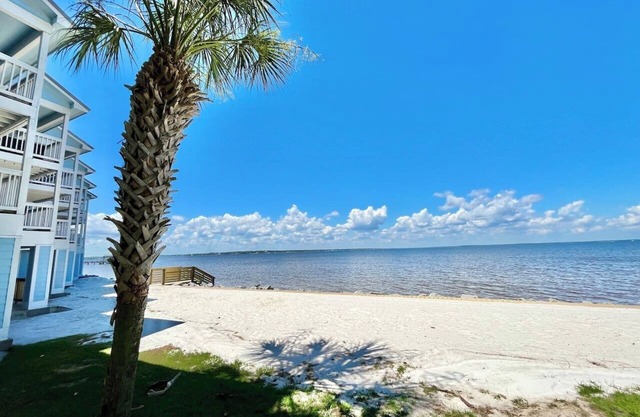 Serenita Ora: Quiet Waterfront Unit with 2 Kayaks!