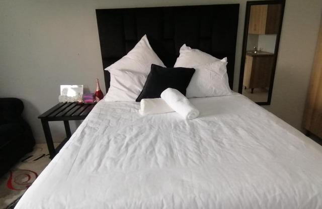 Serenity Airb&b Protea Glen