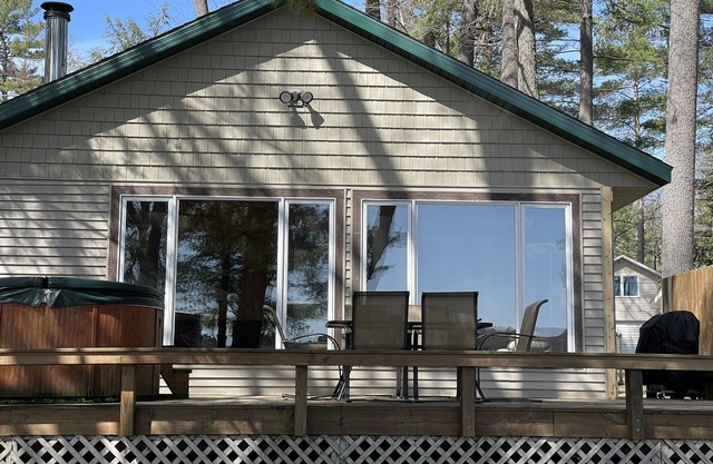 Serenity Beach Haus w / jacuzzi al aire libre en Otsego Lake & Sandy Beach, A / C, Wi-fi!