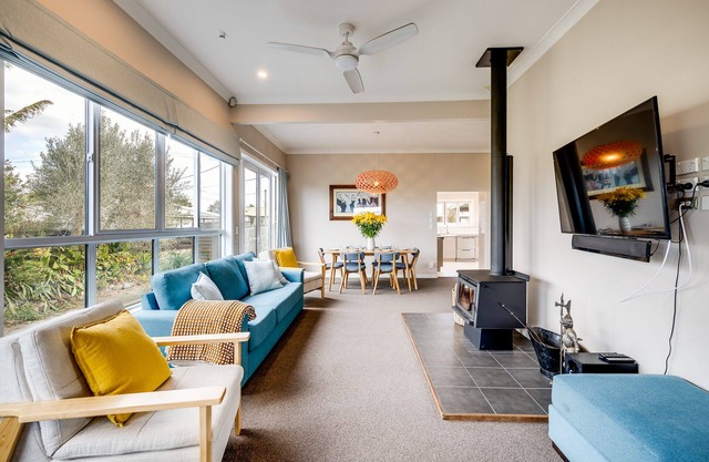 SERENITY BY THE SEA - HAUMOANA BEACH HOLIDAY HOME in Haumoana