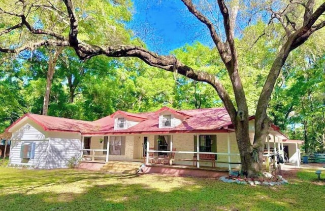 Farmhouse near FL Springs. Cabin, game room, fire-pit, grill, pond, trampoline.