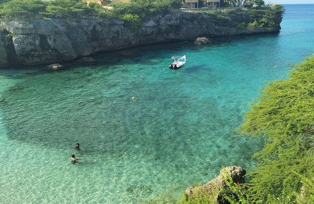 "Serenity Haven: Retiro con Vista al Jardín en el Lagoon Bay"