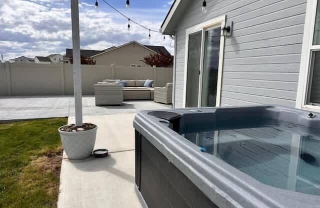 Serenity Haven Retreat: 4BR + HOT TUB
