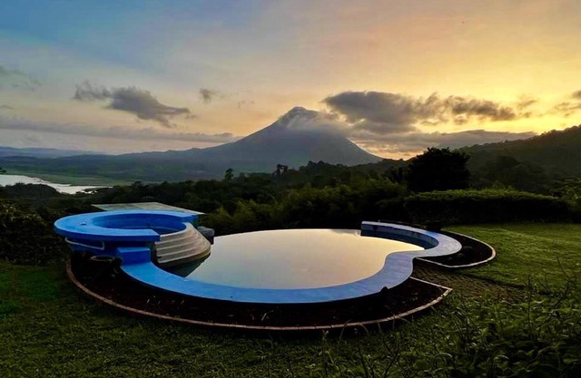 Nueva casa de vacaciones con magníficas vistas panorámicas y piscina.