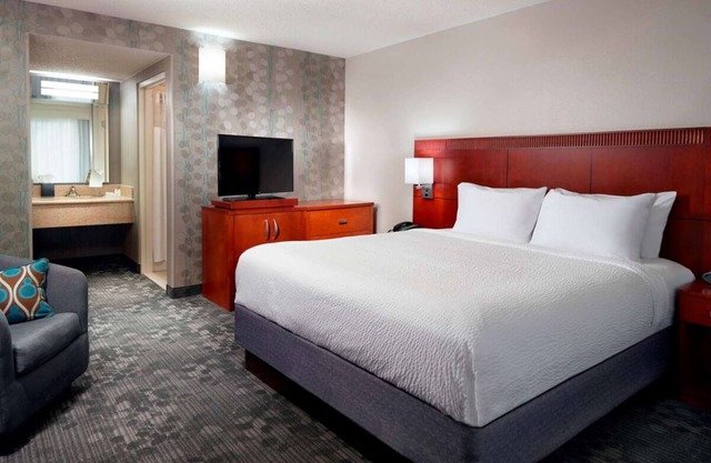 Serenity in the City! 2 Relaxing Units, Seasonal Pool, Pet-friendly Property!