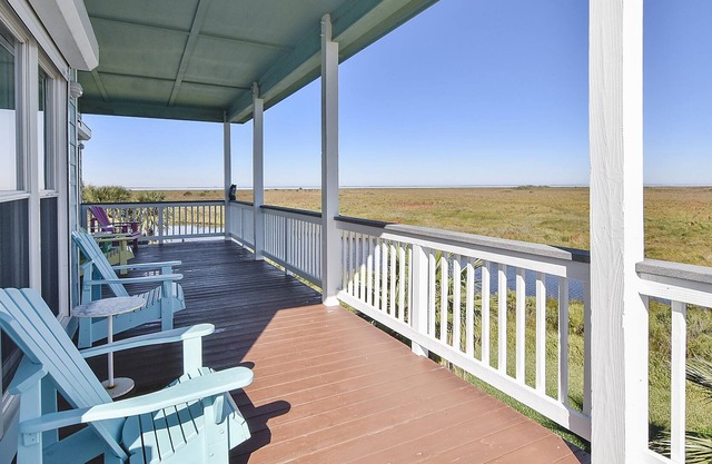 Serenity: Large Private Balcony, Playa San Luis Resort Amenities Including Pool!