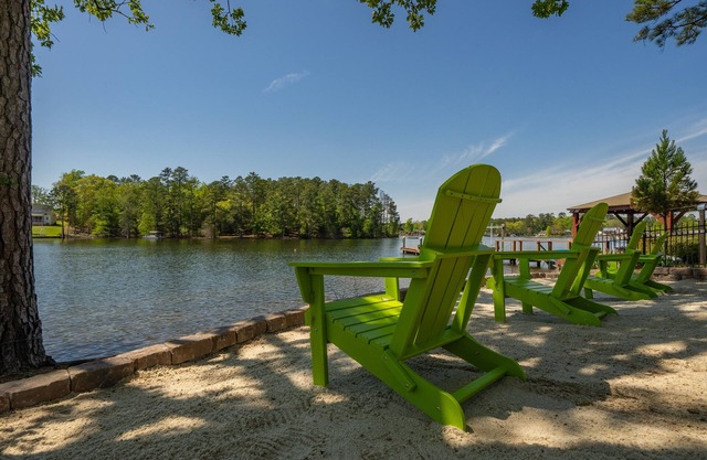 SERENITY NOW/ Sunsets / Beach / Water On 3 Sides/ Firepit/ dock/ boat ramp/Wi-Fi