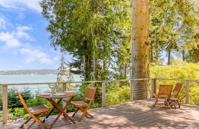 Serenity Pines - 2 bed 1.5 bath waterfront home
