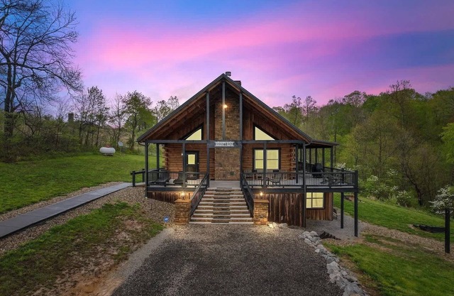 Serenity Ridge: Scenic Luxury Log Estate Getaway