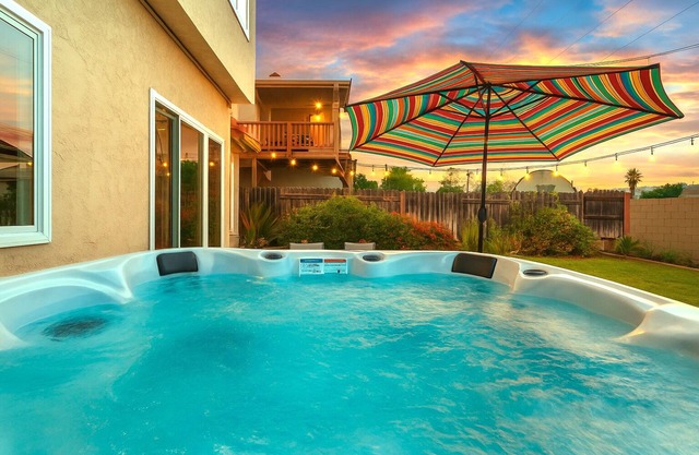 Serenity Villa Hermosa, Jacuzzi, Games, Backyard, 3B Home with outdoor Furniture