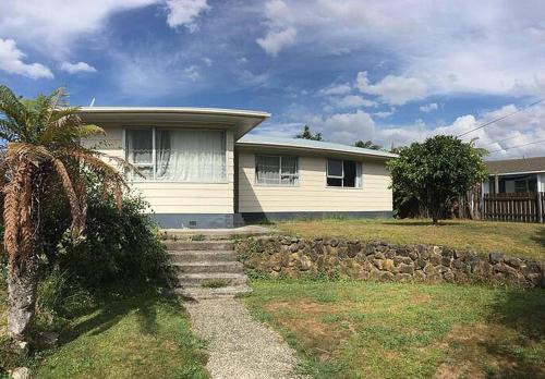 Served 3-Bedroom House A including 5 Double Beds, 1 Single Bed, and 2 King Sofa Beds