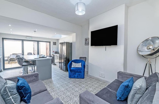 Serviced Accommodation 5 Bedroom Holiday House
