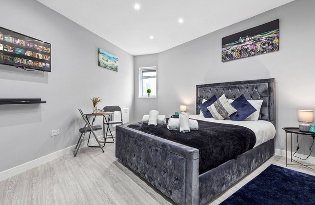Serviced Ensuite Room Feltham Heathrow London TW13