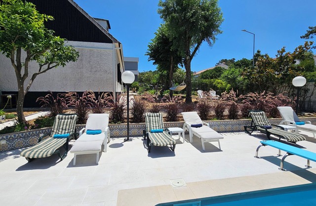 Sesimbra, Portugal, 10 people, Charming villa, large pool, garden, quiet