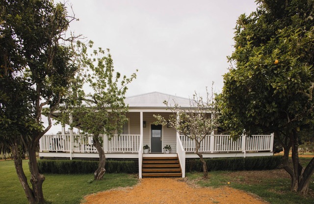 Settlers Cottage: family-style quiet luxury on a winery estate