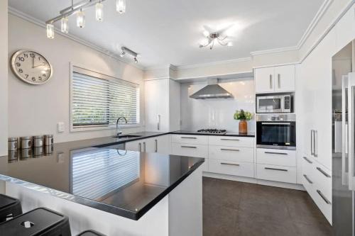 Seven By The Sea - stylish apartment near port