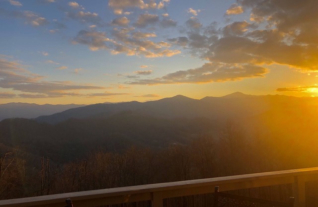 The New Waynesville Gem * Vistas, tranquilo, privado *