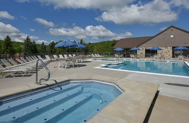 Seven Springs 2 BR Premium Condo, Walk to Slopes by RedAwning - Save 10% on 3 Nights, 15% on 5 Nights!