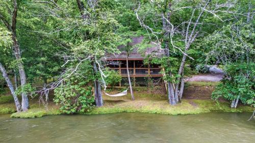 Sevens Secret - McCaysville GA on Toccoa River - On Toccoa River, Porch Swing, Firepit, Serene Surroundings, Air Hockey Table, H