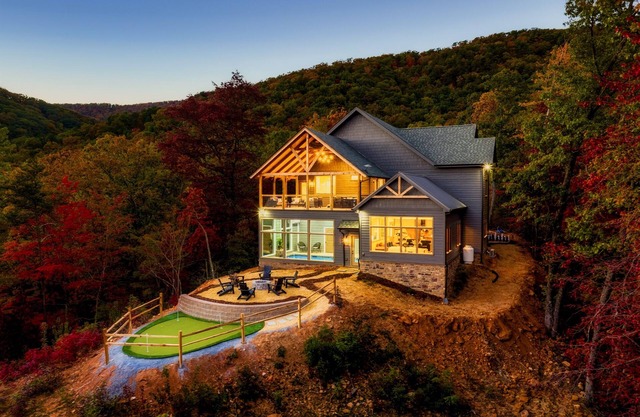 Stunning 5BR Retreat: Pool, Hot Tub, Epic Views