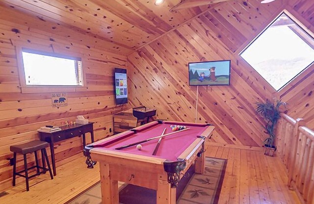 Sevierville - Hillside Hideaway - 2 Bedrooms - Sleeps 6