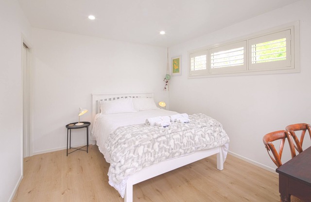 Seymour Sleeps, Deluxe 1 Bed Apartment with Pool