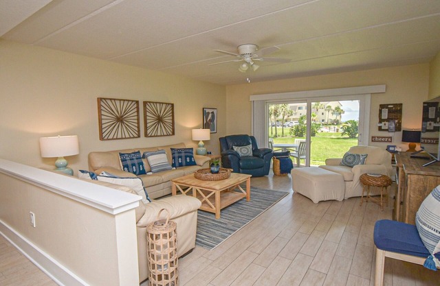 Crescent Beach Summerhouse 134 Piso recientemente remodelado de 2 dormitorios en 2015