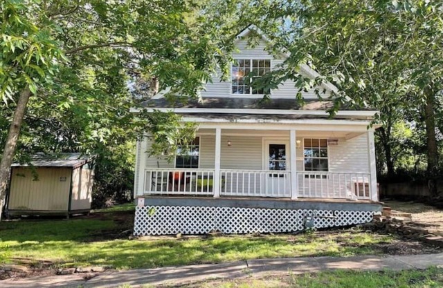 Shaded historic home, family and pet friendly