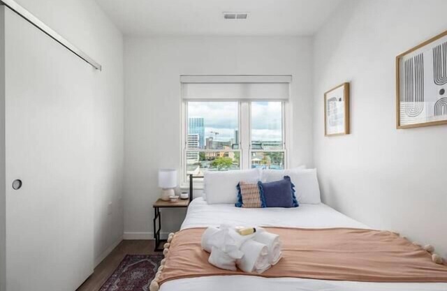 Shades of Blue Elegant Suite l Free Parking + Gym